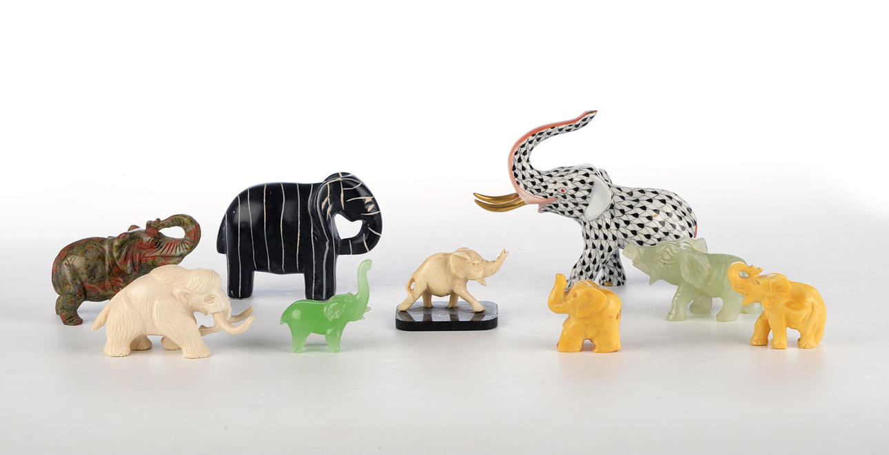 8 ELEFANTER & 1 MAMMUT. Siffror gjorda av jaspis, porslin, ben, jade, bärnsten och sten.