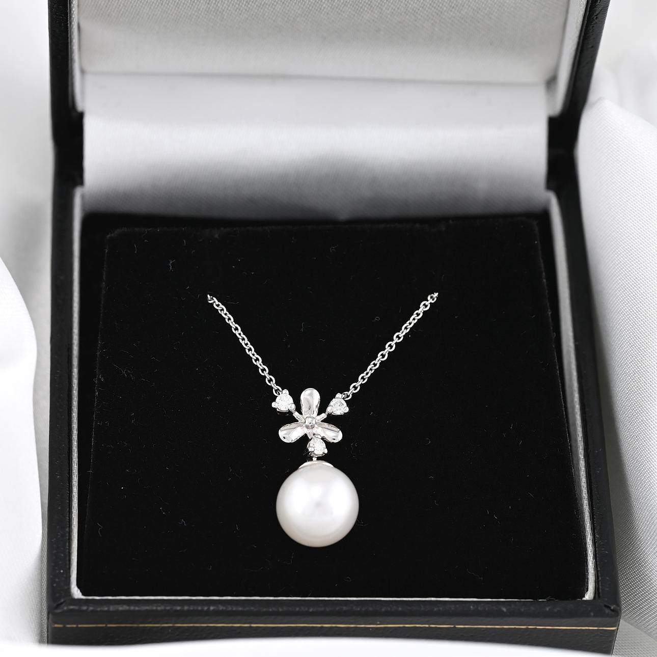 PEARL & DIAMOND snowflake necklace.