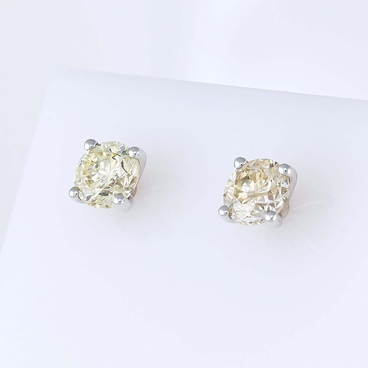 0.93CT DIAMOND solitaire ear studs.