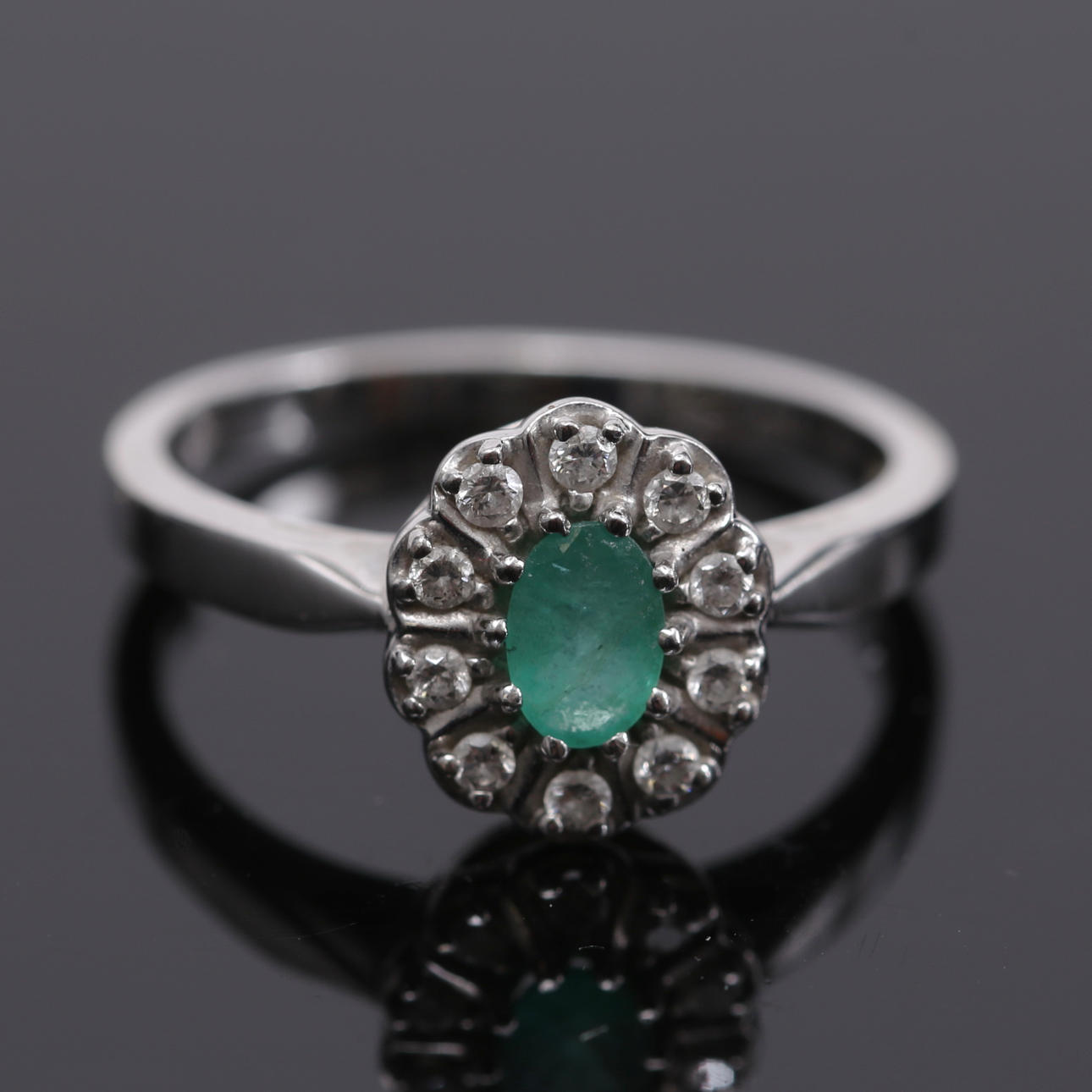 RING 18 k vitguld med stenar, GFAB, 4,40 gram.