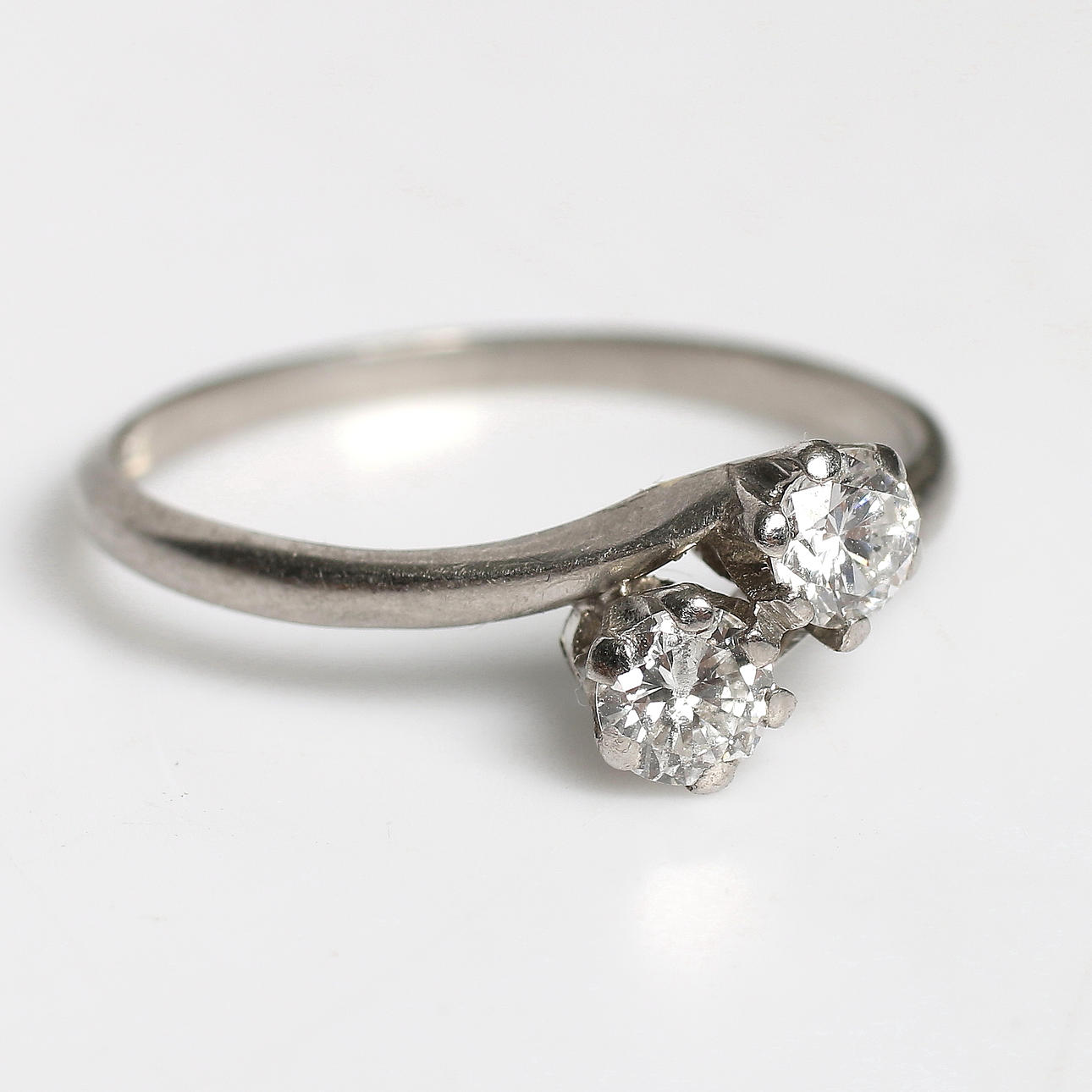 RING, platina med 2 st briljanter totald 0,5 ct, C.G. Hallberg, Stockholm, 1961. Totallvikt ca 2 gram.