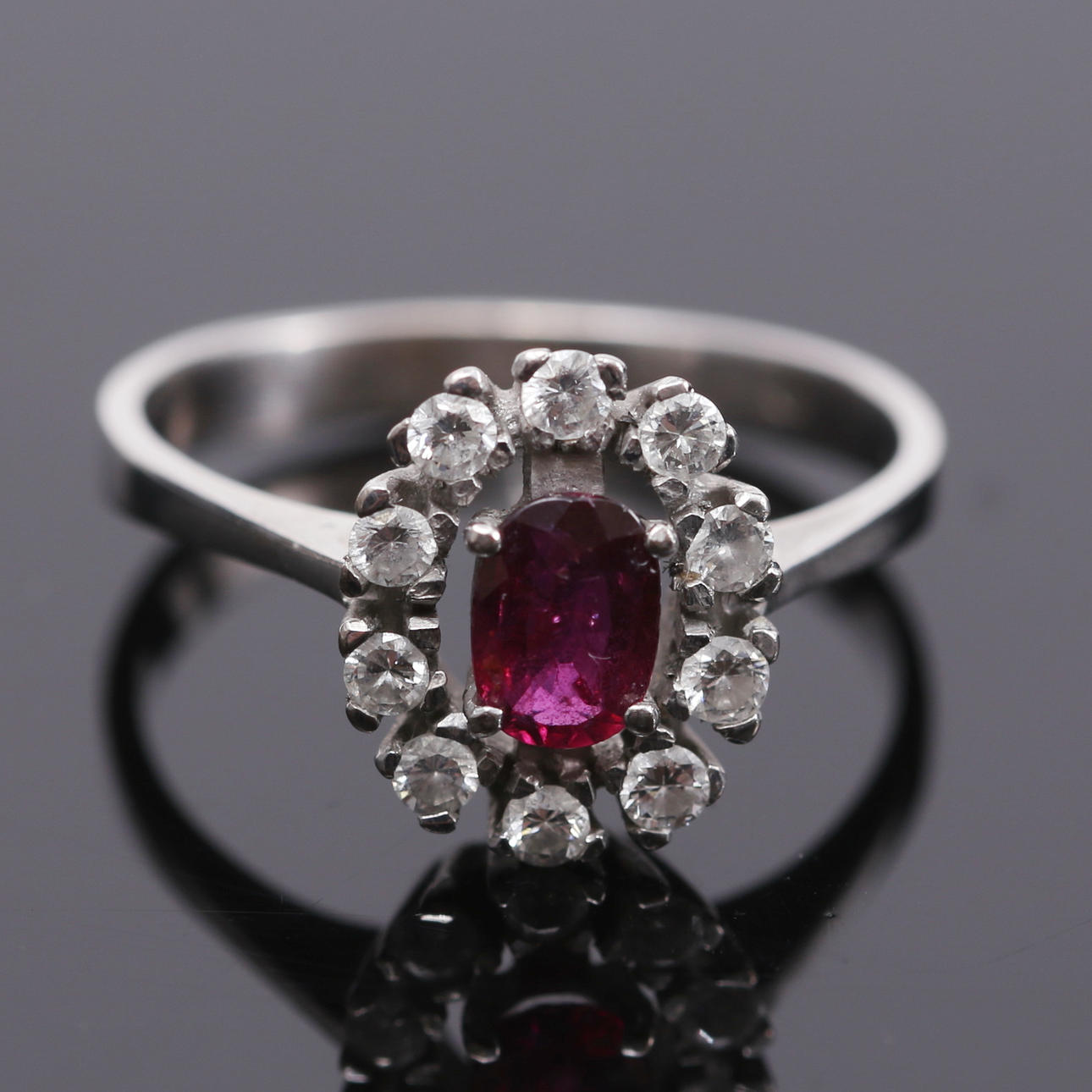 RING, 18k white gold with diamonds and ruby, 4,37 grams.