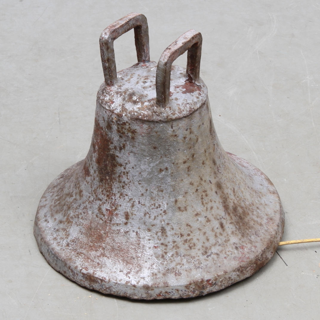 VÄLLINGKLOCKA, gjutjärn, enligt uppgift från Skogaholms bruk.