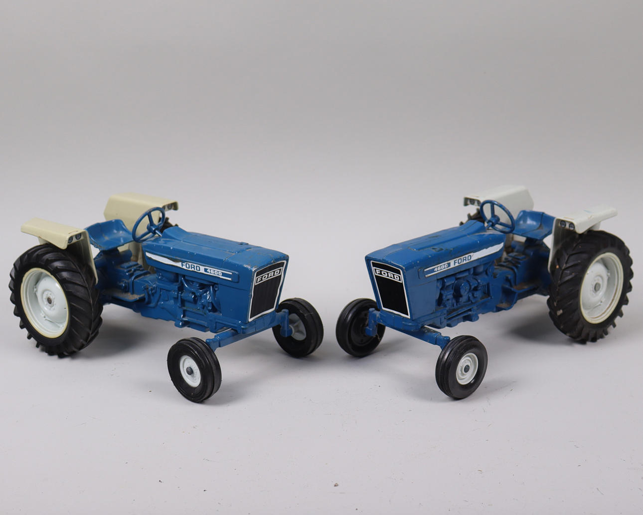 TRAKTOR, Ford 4600, Ertl, USA, 2 st.