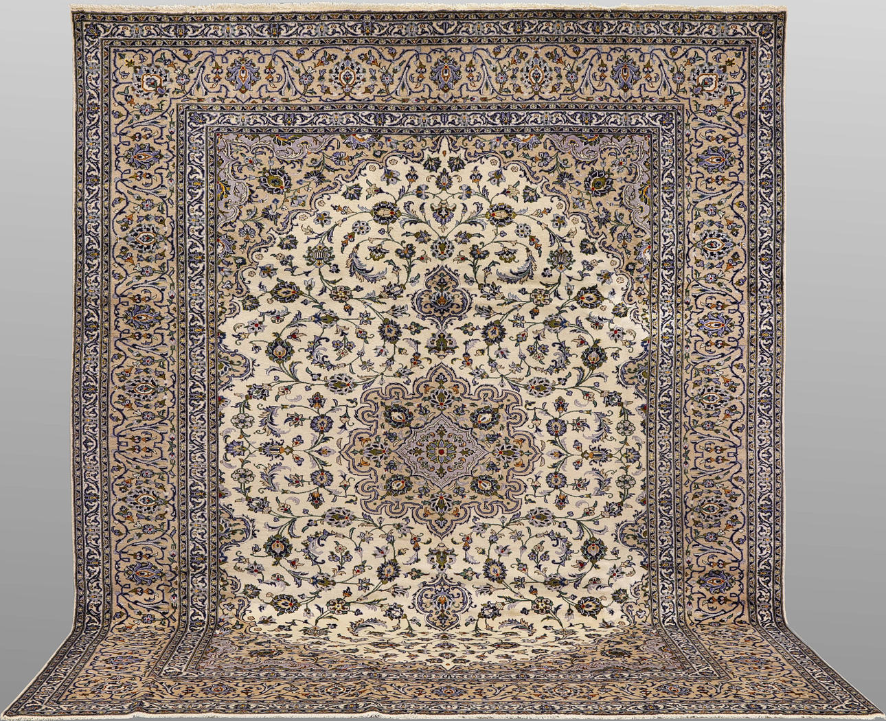 ORIENTMATTA. Ljus Keshan, 380 x 283 cm.