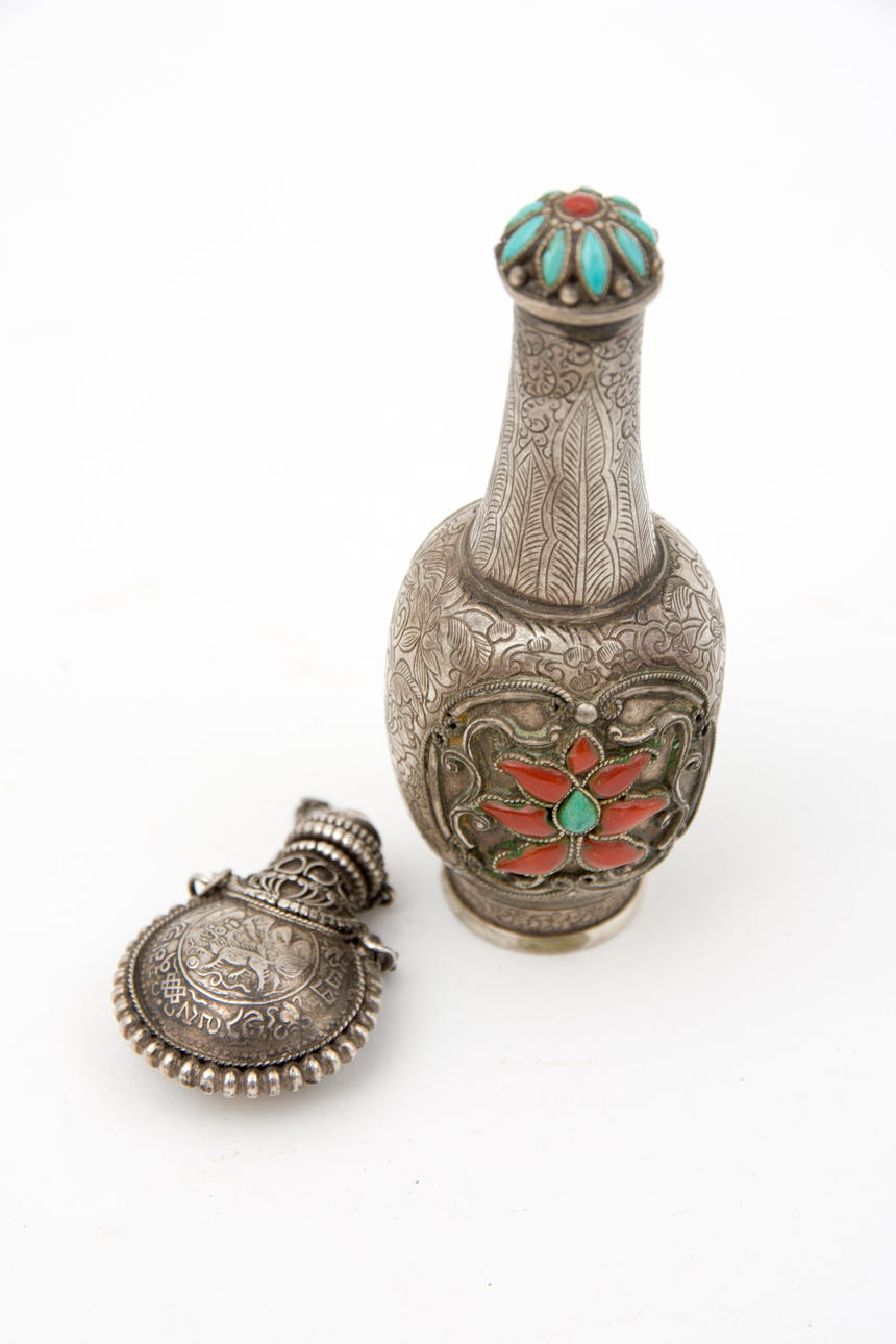 KOLVAR, försilvrade och dekorerade, Sydostasien, 1900-tal århundrade.