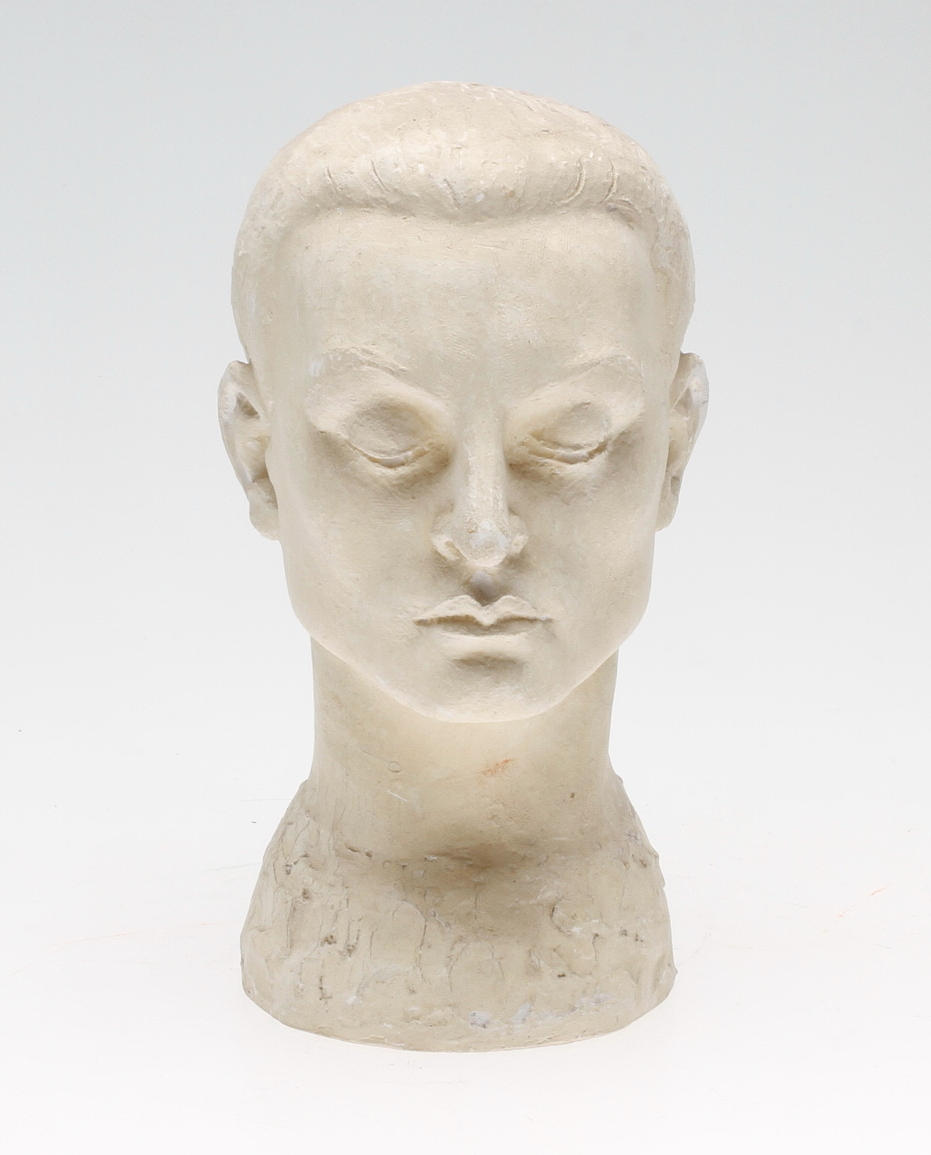 CARIN NILSON(1884-1973). Skulptur, byst, gips, signerad.