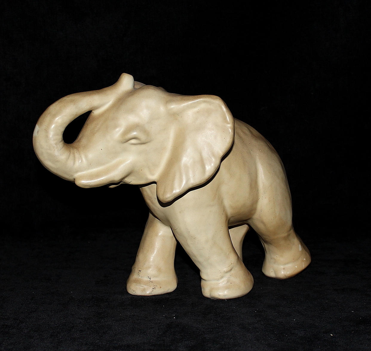 VICKE LINDSTRAND. ELEFANT, keramik.