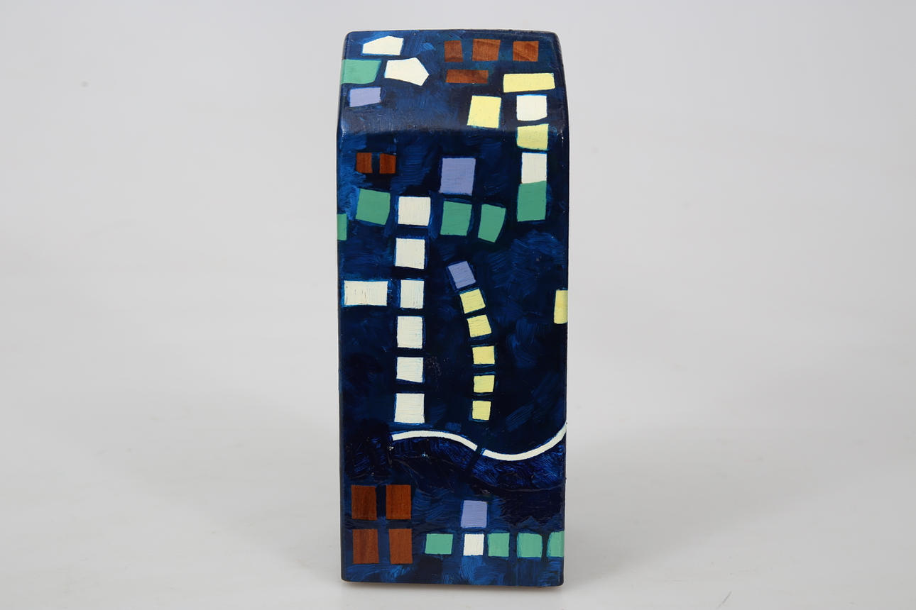 GUN ULRIKSSON. Skulptur, oljefärg på äppleträ, "Drömhus II", signerad, daterad 2013. SÄLJES TILL FÖRMÅN FÖR HUMANISTHJÄLPEN.