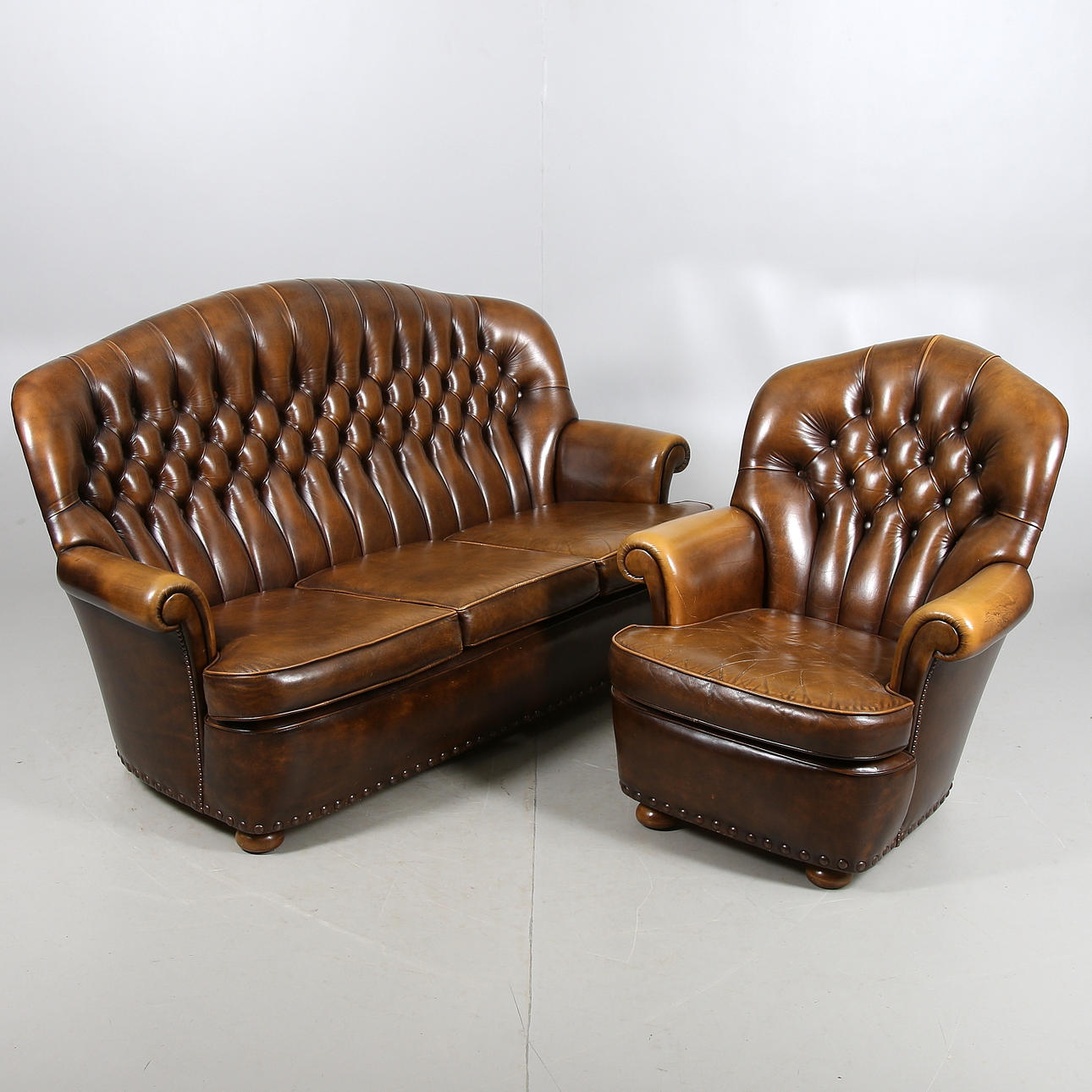 SOFFA samt FÅTÖJ, Chesterfield stil, Artistic Handmade Upholstery Ltd. Nottingham, England. 1900 talets fjärde kvartal.