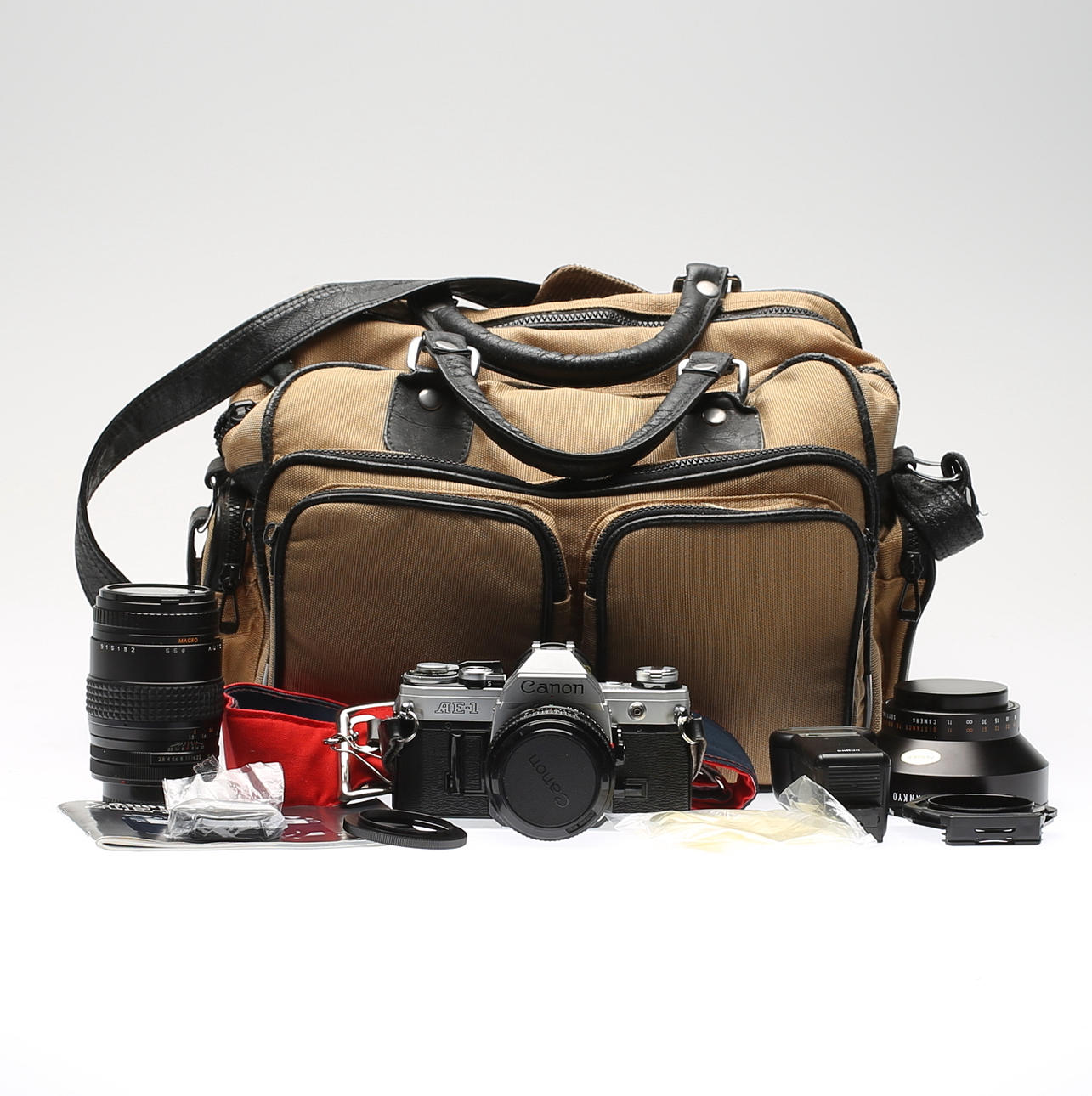 KAMERA MED TILLBEHÖR, Canon AE-1, 1900-talets andra hälft.