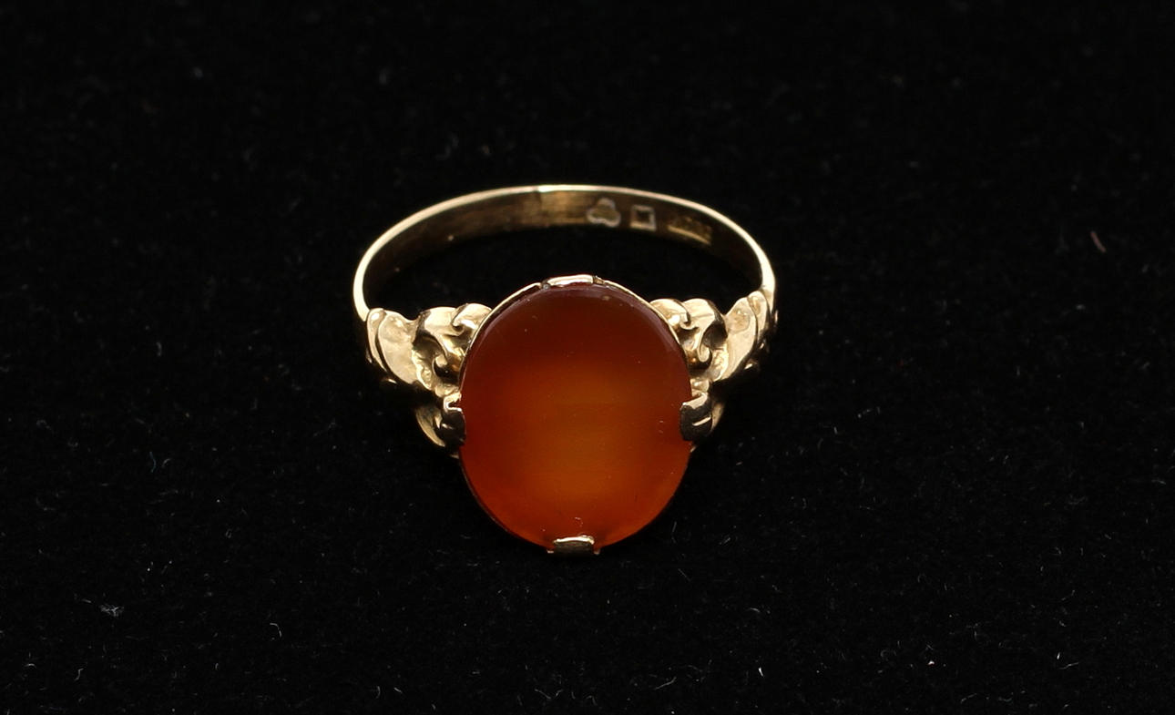 RING 18k guld med röd agat. Vikt 2,1 gram.