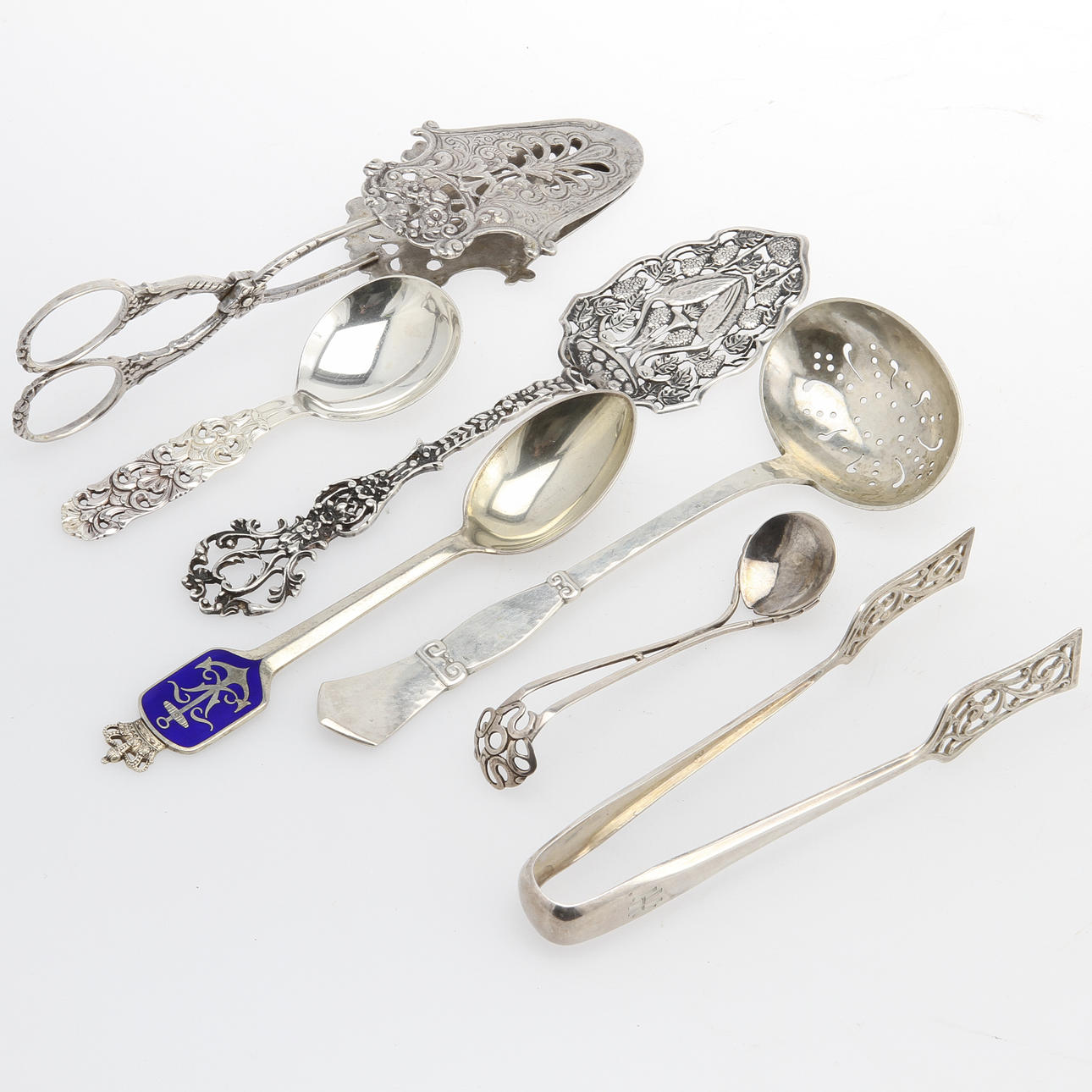 BESTICK, 7 st, silver. Svenska och utländska stämplar. Vikt ca 290 g.