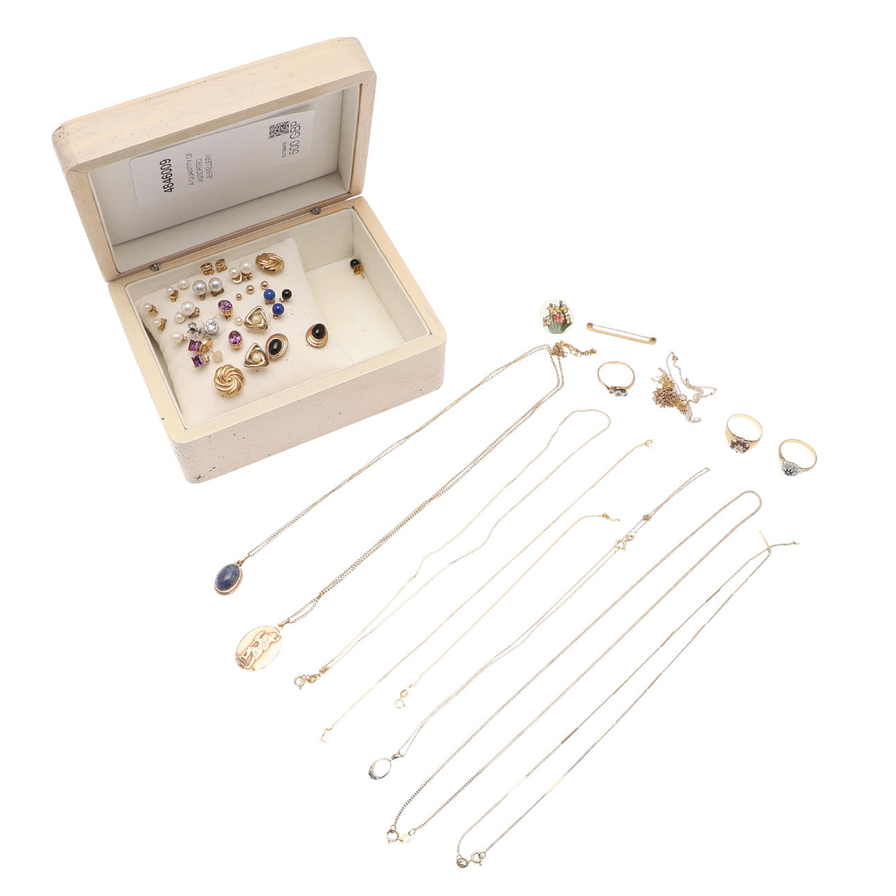 UNA CANTIDAD DE JOYAS VARIADAS.