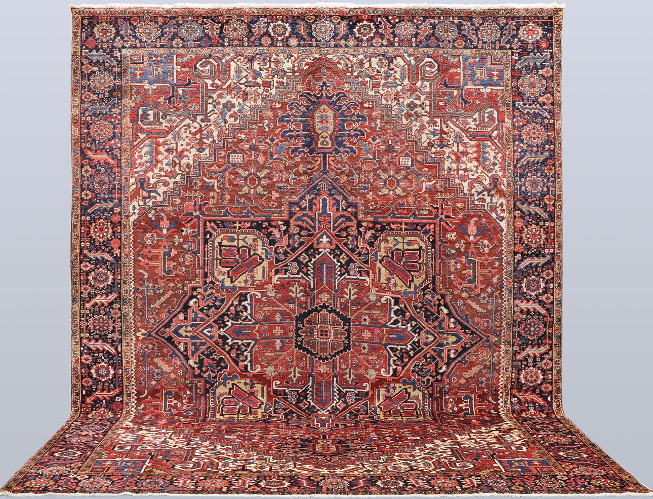 CARPET. Semiantique Heriz, 414 x 320 cm.
