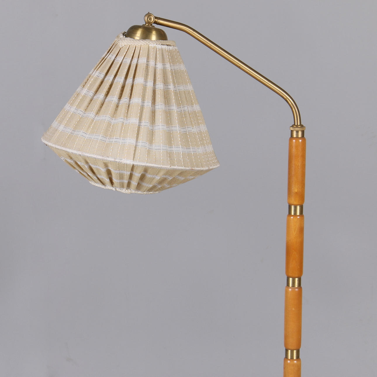 GOLVLAMPA, björk och mässing, omkring 1900-talets mitt.