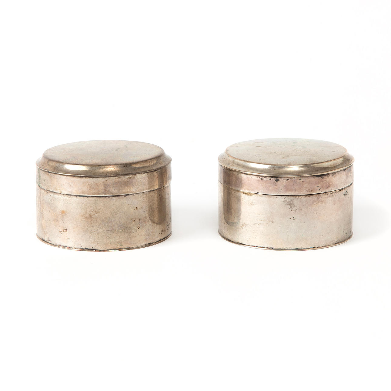 DOSOR. 2 st, silver, ostämplade.