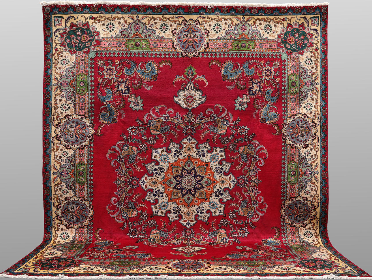 MATTA. Täbriz fine, 372 x 295 cm.