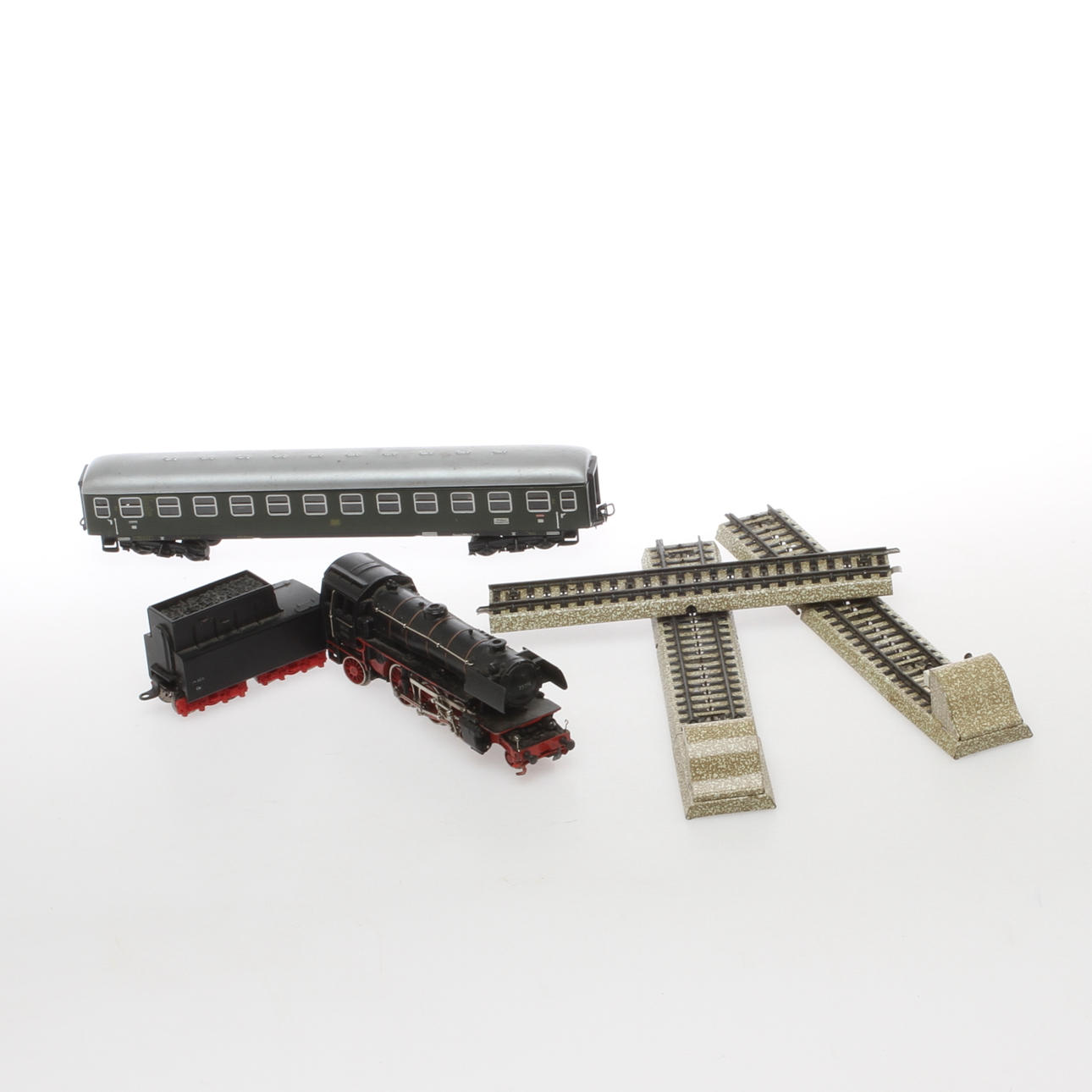 MÄRKLIN ånglok 3005 med tender, personvagn och rälsbitar med stoppbockar.