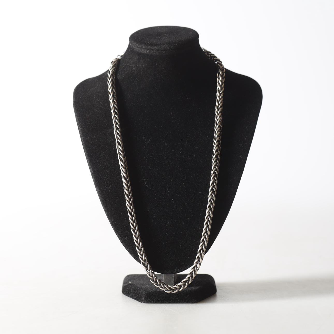 COLLIER, silver, 19/200-tal. Totalvikt ca 75,9 g. Smycken & Ädelstenar ...