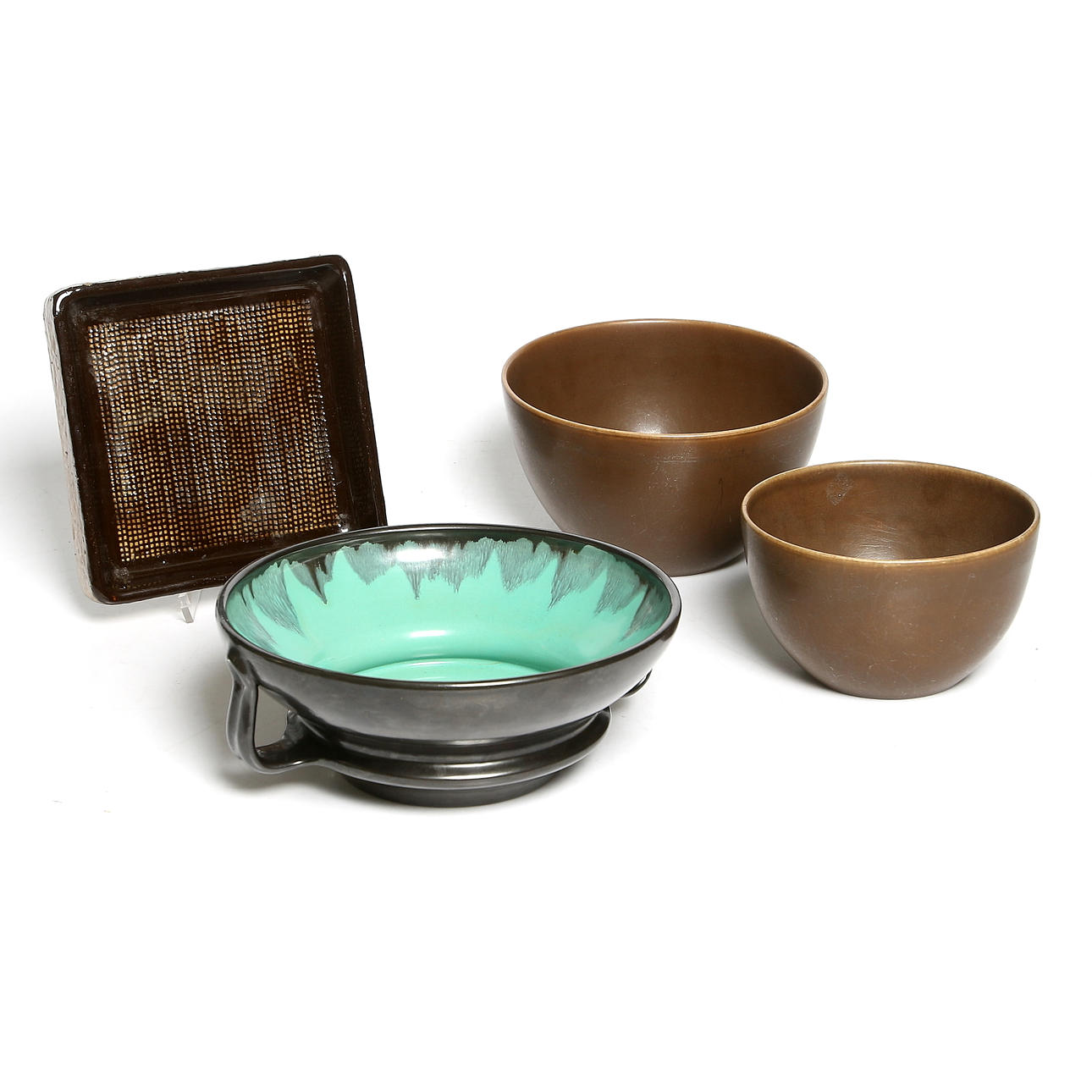 SKÅLAR och ASKFAT, 4 st, keramik, bl.a. "Peru", Lillemor Mannerheim, Gefle, och "Yondel", Ingrid Atterberg, Upsala-Ekeby, 1900-talets mitt.