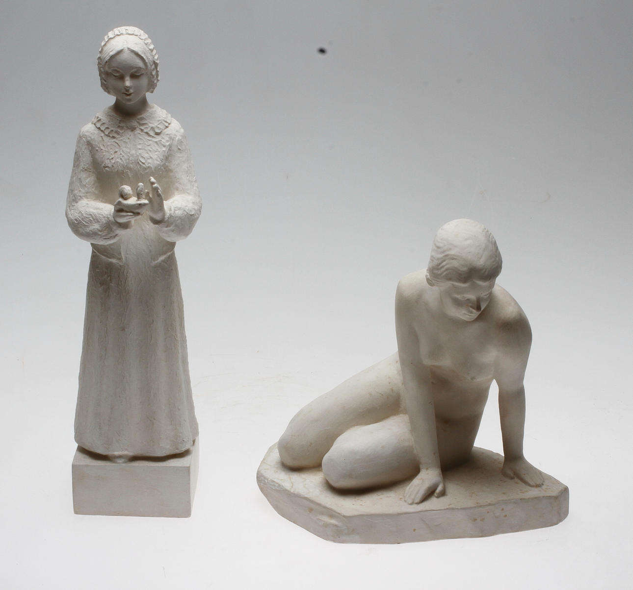 CARIN NILSON(1884-1973). Skulpturer, 2 st, gips, signerade, en daterad 1930.