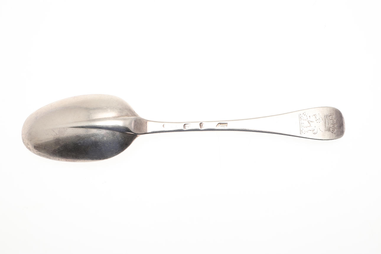 AN EARLY 18TH CENTURY SILVER SPOON WITH ENGRAVED CREST, EARL'S CORONET ...