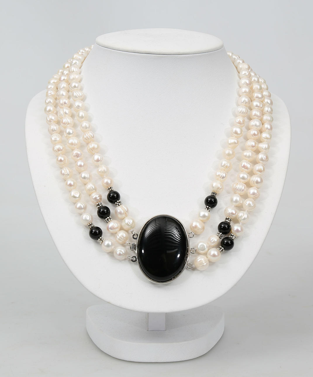 COLLIER, vita odlade sötvattenspärlor och svart agat, treradigt, lås i vitmetall, 2000-tal.