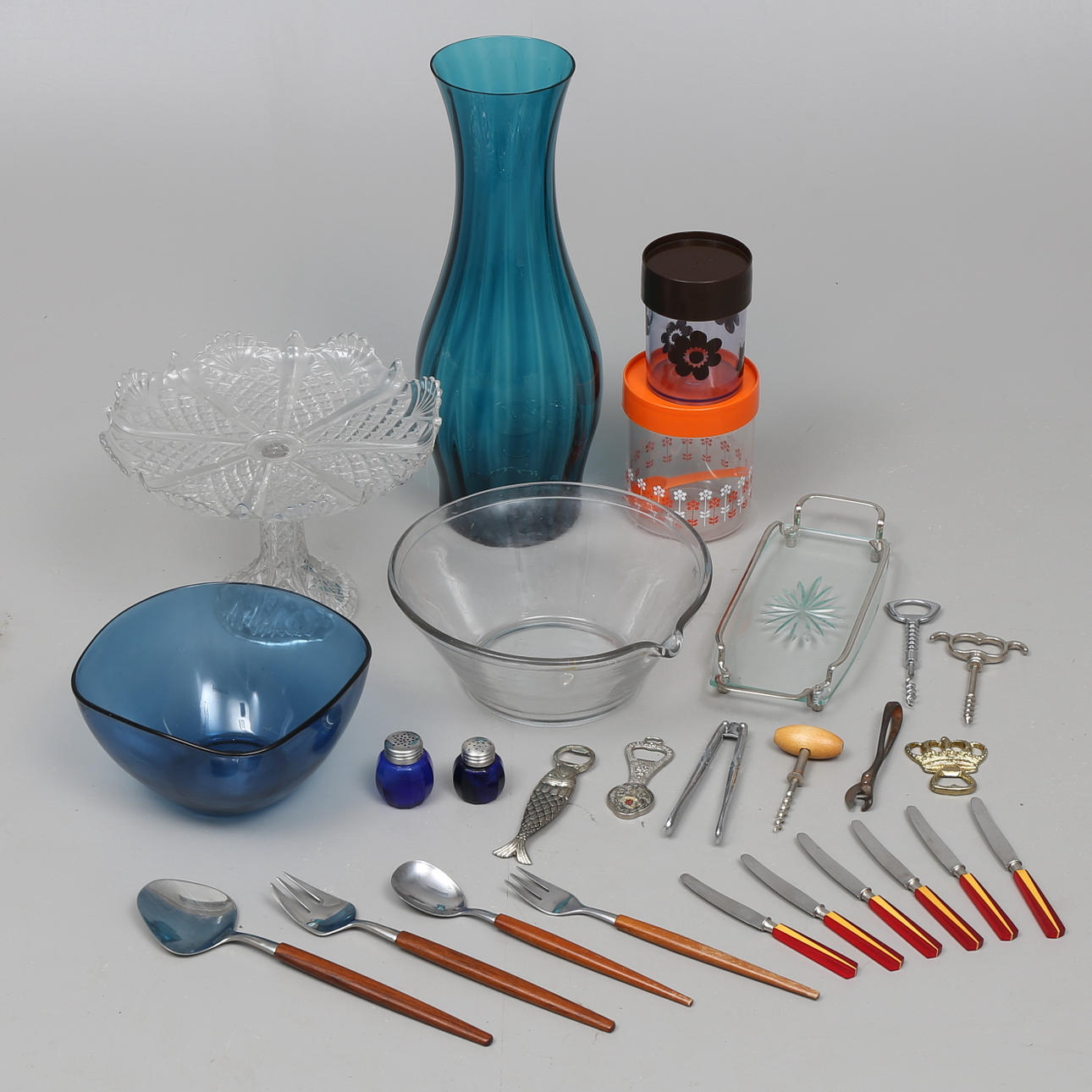 KORKSKRUVAR, GLASSKÅLAR, FÖRVARINGSBURKAR m.m, 26 delar, bl a Erik Kold Nils Johan.