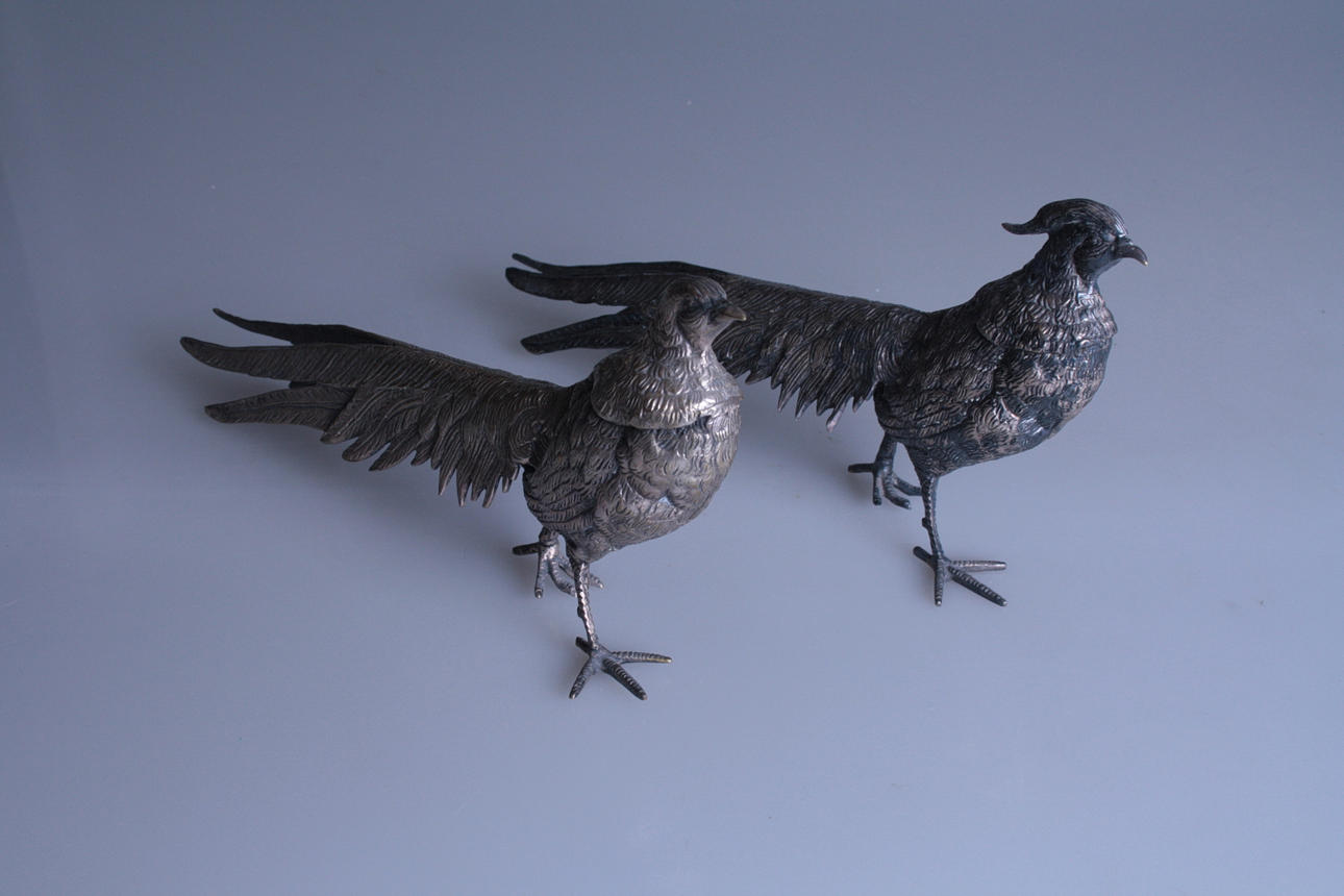 BORDSDEKORATION, ett par, påfåglar, 1900tal.