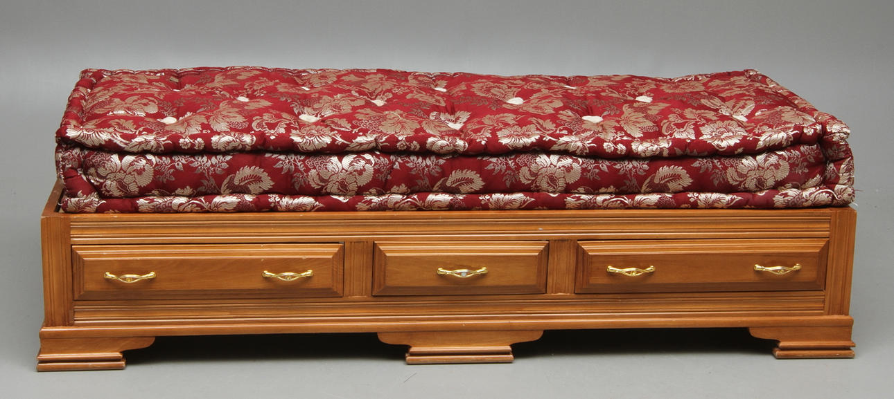 DAGBÄDD med tre lådor, 1900/2000-tal.