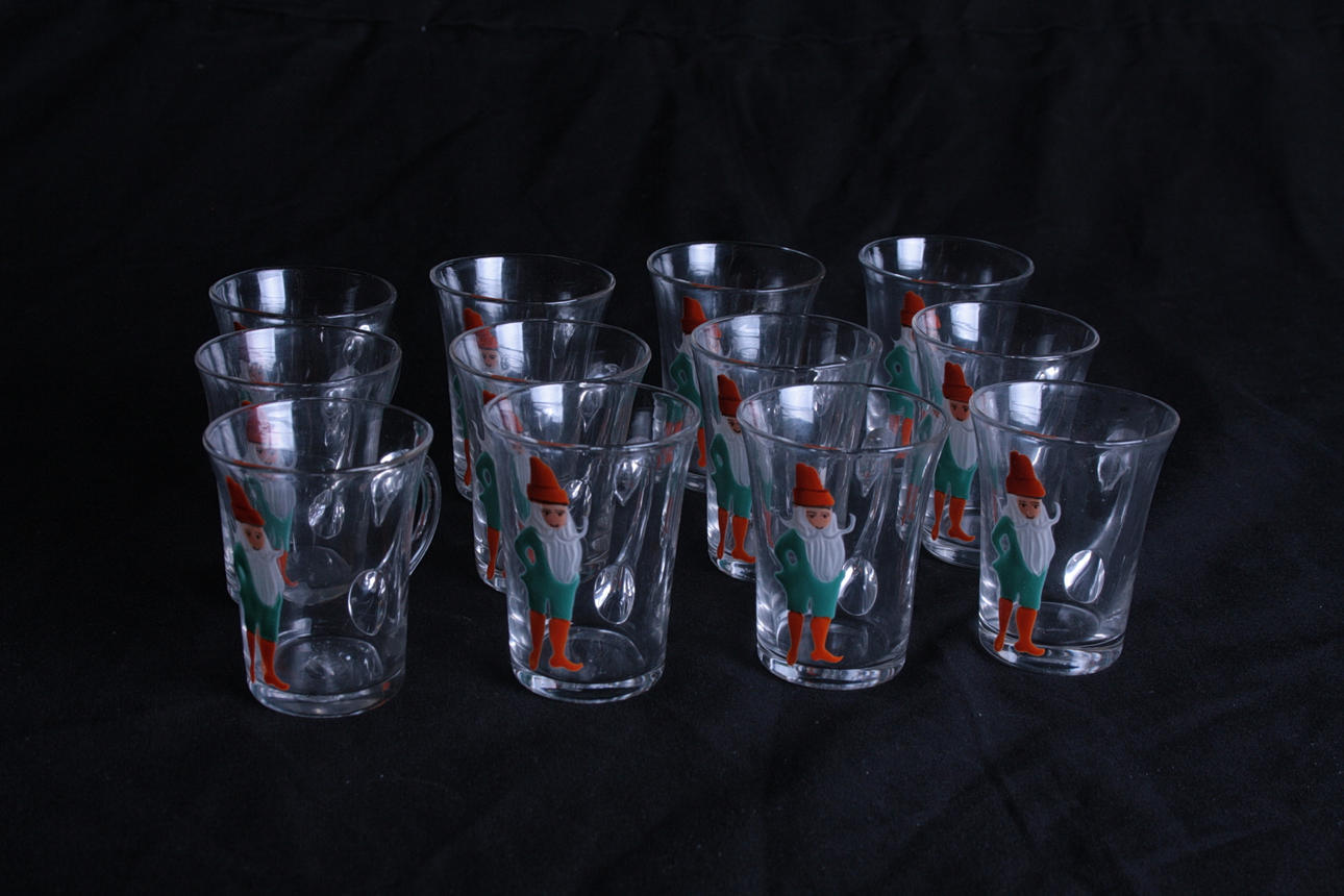 GLÖGGMUGGAR, 12 st. Glas, dekor av tomtar, 1900-tal.