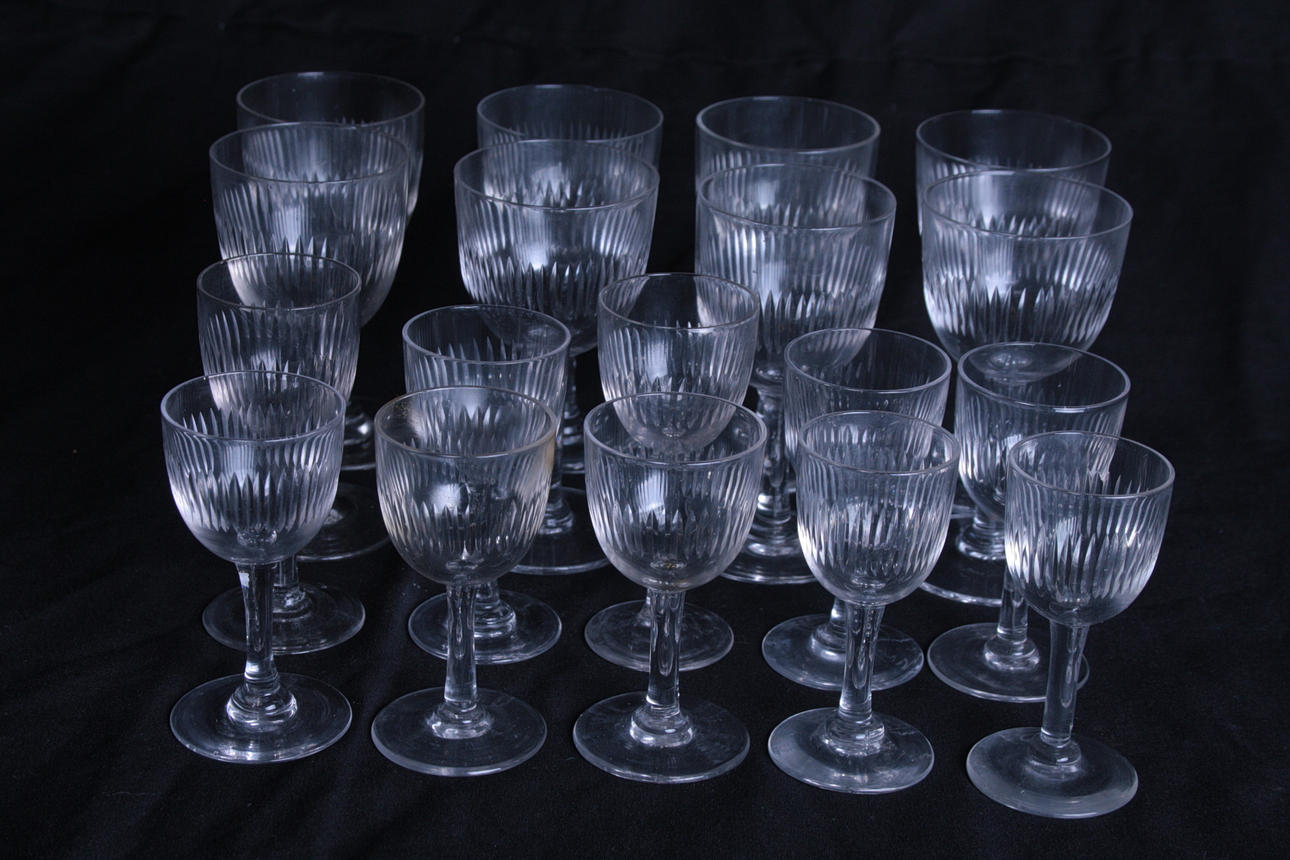 VINGLAS & CHERRYGLAS, 18 delar, kost, 1900-tal.