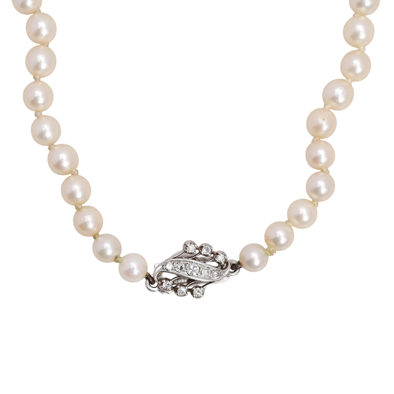 Pearls choker with diamonds clasp.