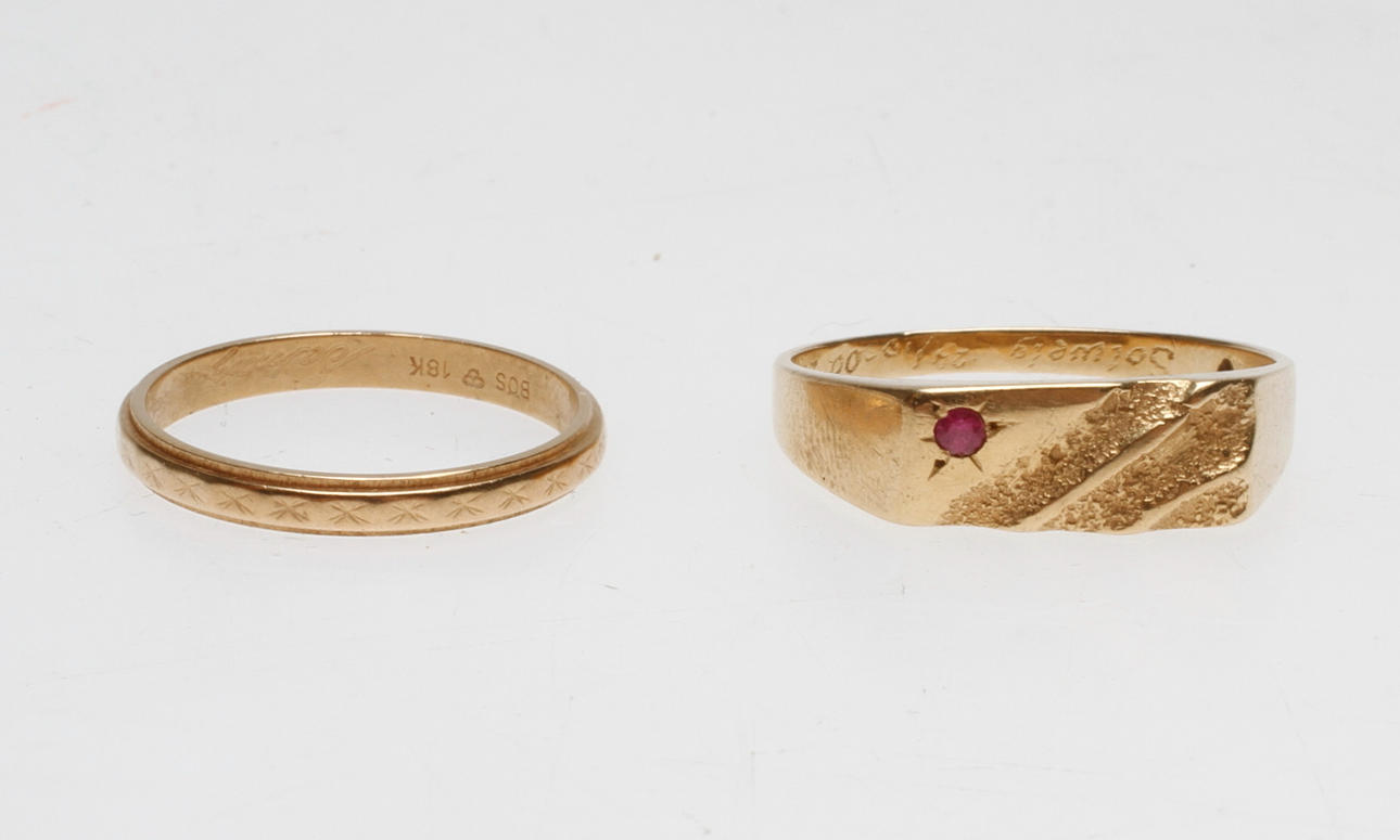 RINGAR, 2 st, 18k guld, vikt ca 7 gr.