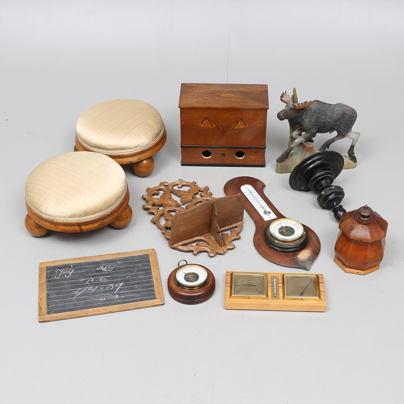 ÄLGSKULPTUR, FOTPALLAR, TRÄHYLLOR m m, 1800/1900-tal.