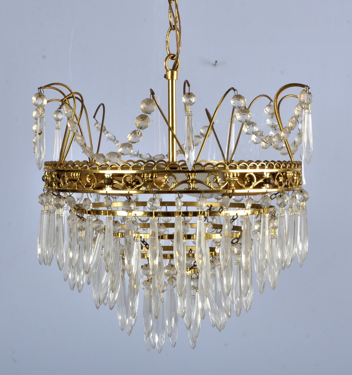 TAKLAMPA med prismor, 1900-talets senare hälft.