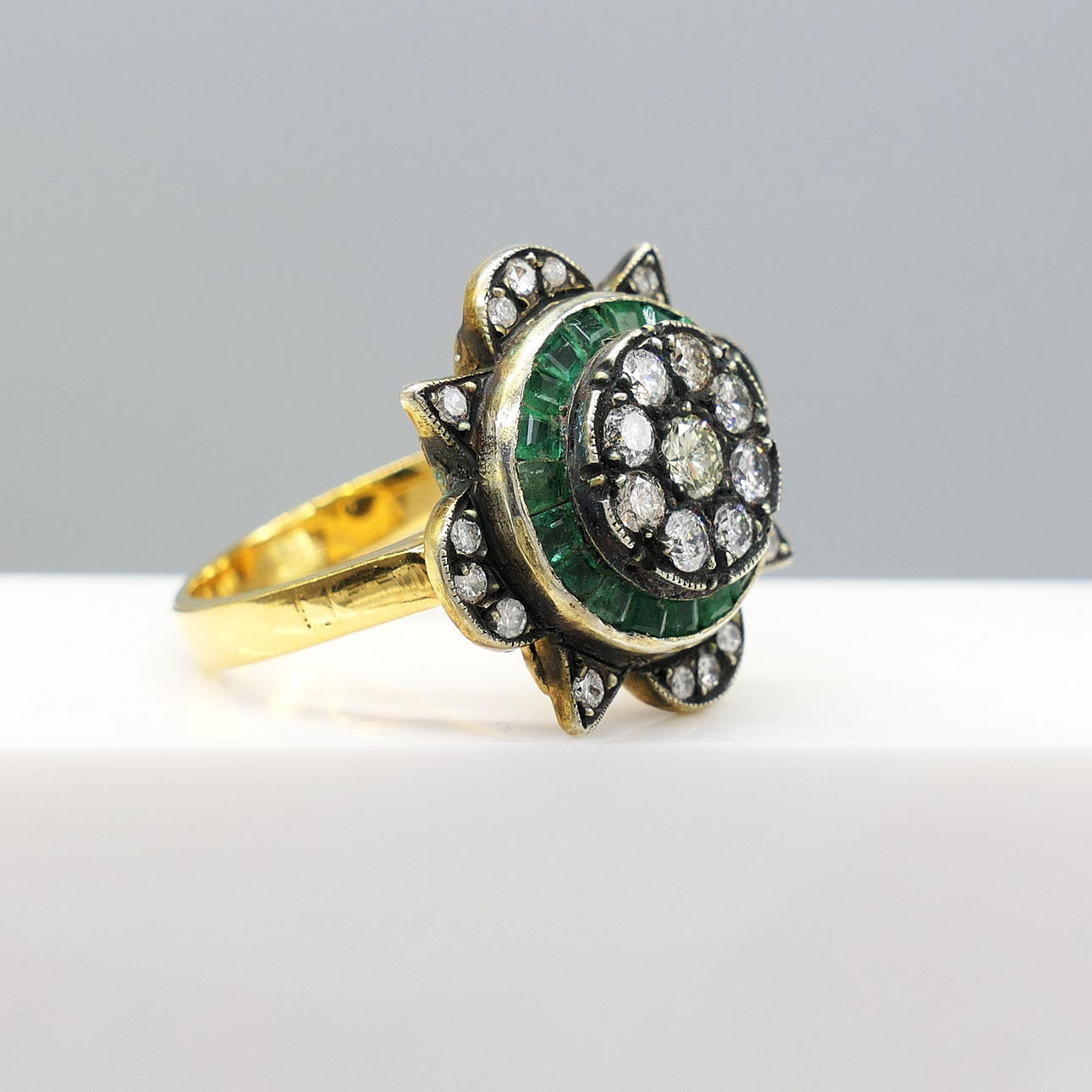EMERALD & DIAMOND dress ring.