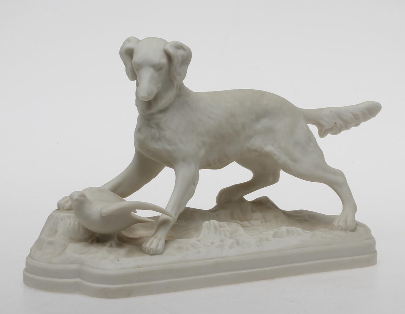 FIGURIN, parian, hund med fågel, Gustavsberg 1925.