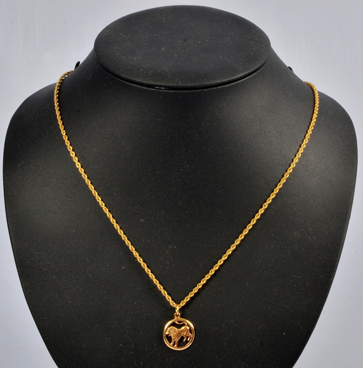 HALSKEDJA SAMT HÄNGE, 18 K guld. 5,9 gr.