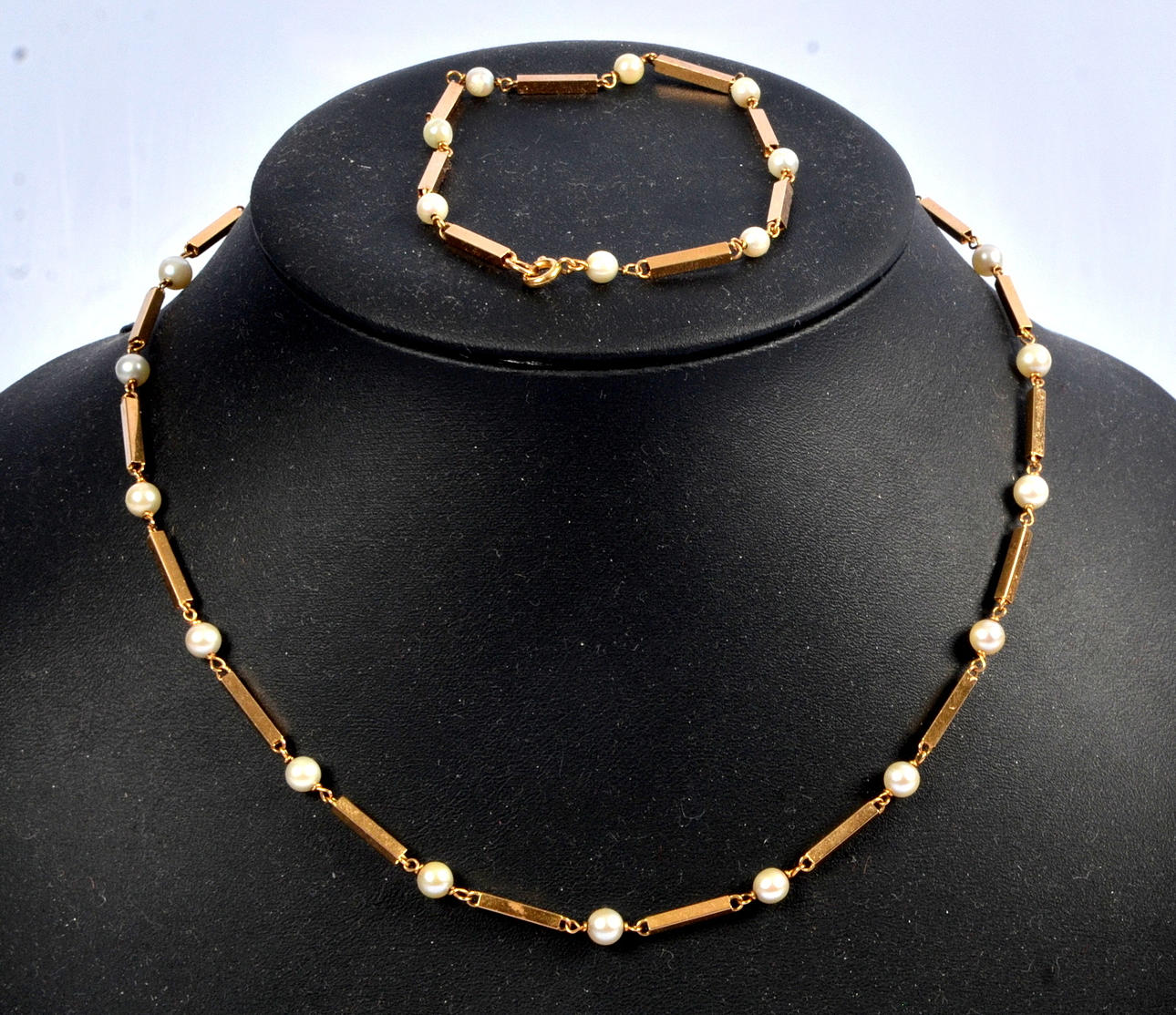 HALSBAND SAMT ARMBAND MED PÄRLOR, 18K guld.