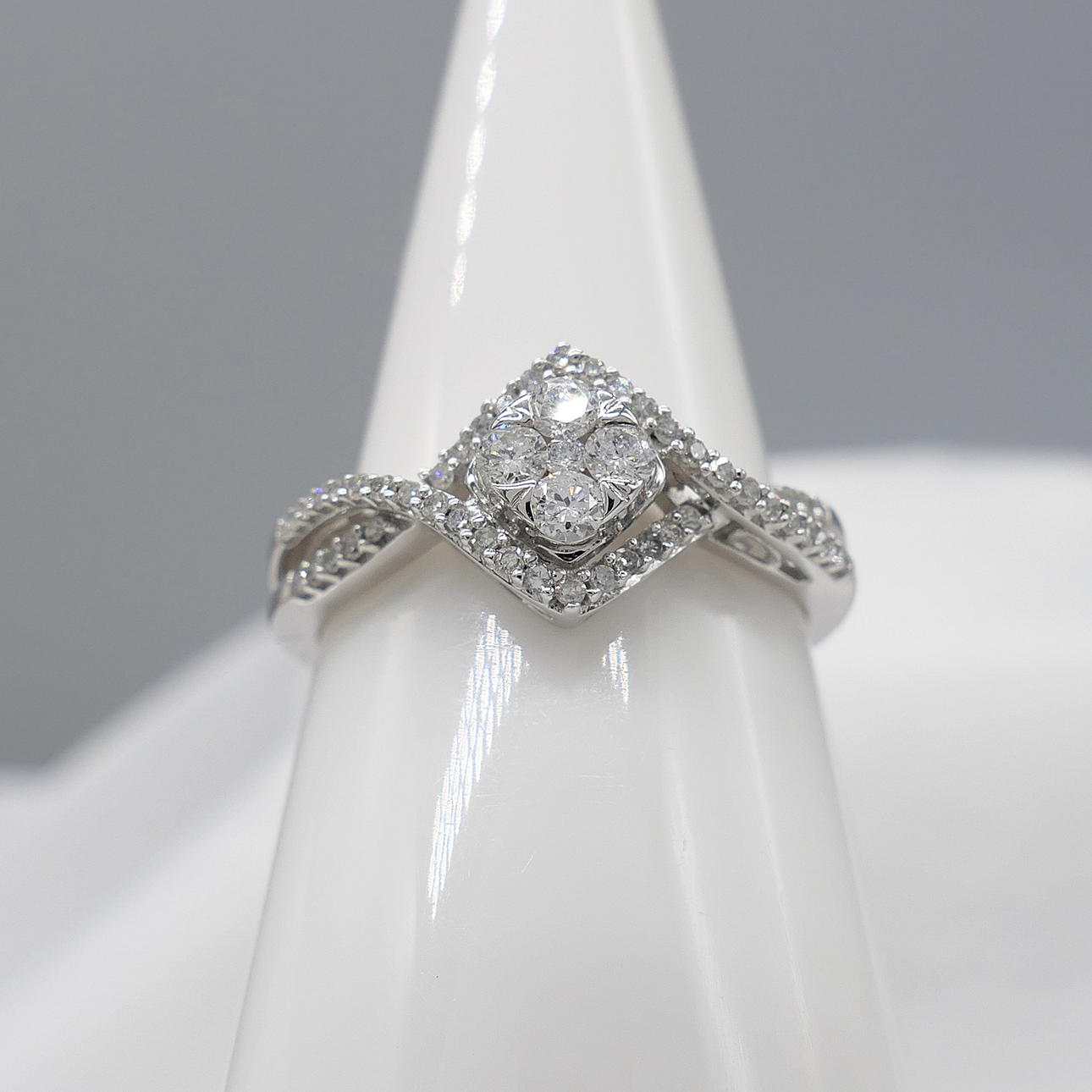 DIAMOND cluster ring, white gold.