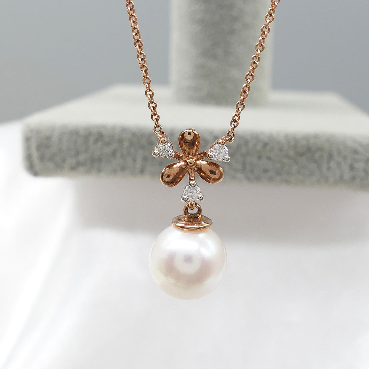 PEARL & DIAMOND rose gold necklace.