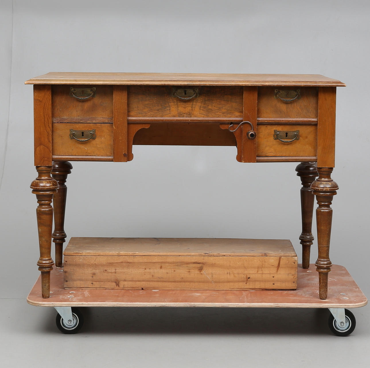 BORD MED SPELDOSA, så kallat smålandspiano, sent 1800-tal.