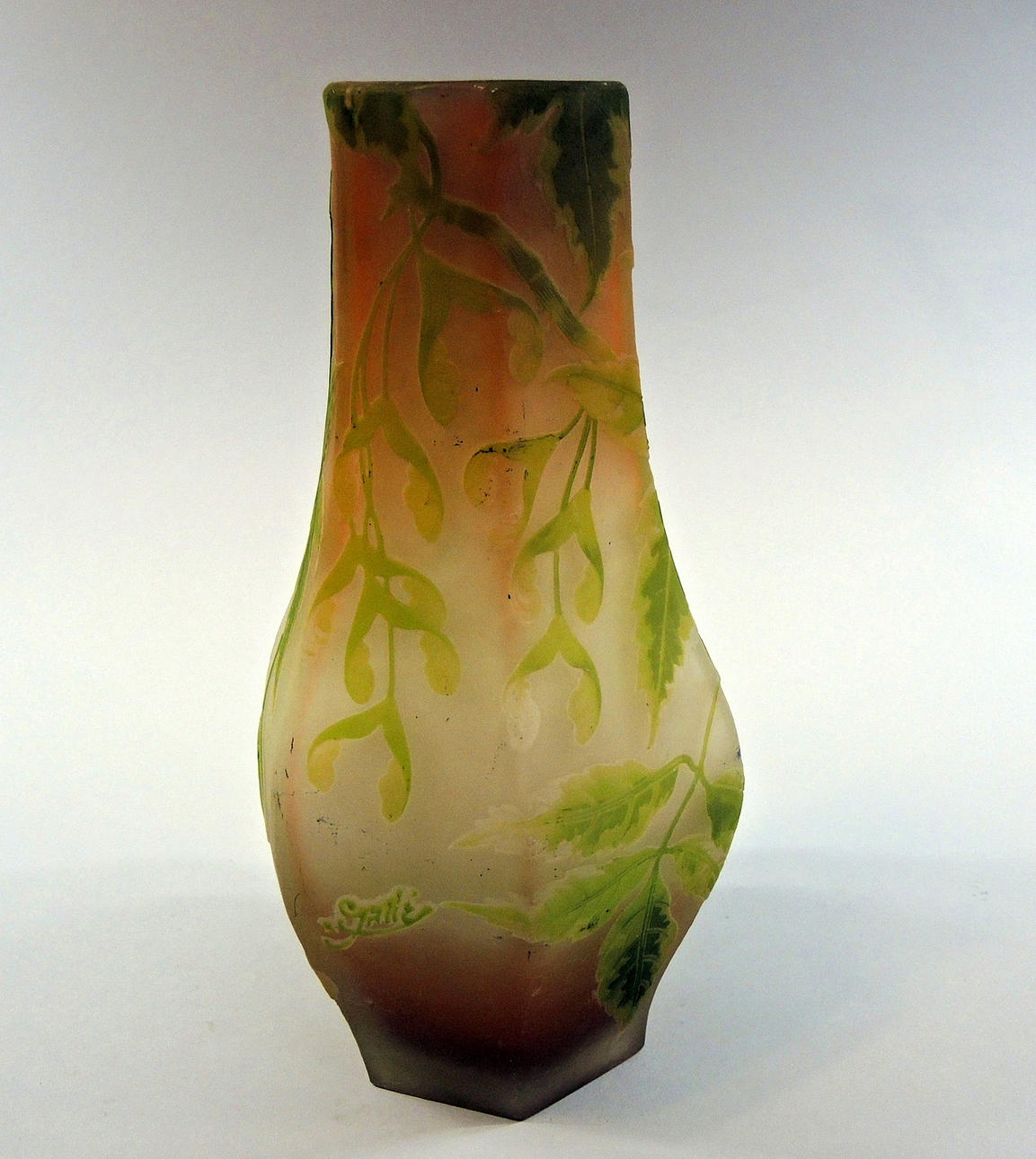 EMILE GALLÉ VAS MED BLAD RANKOR.