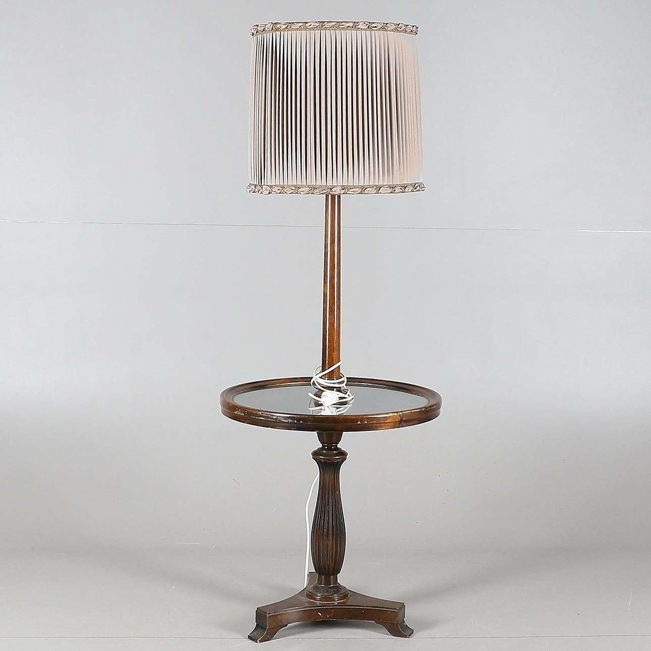 GOLVLAMPA, betsat trä, målad dekor, glasskiva, 1900-talets första kvartal.