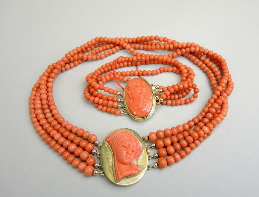 EXCEPTIONELLT VACKRA KORALL HALSBAND OCH ARMBAND.
