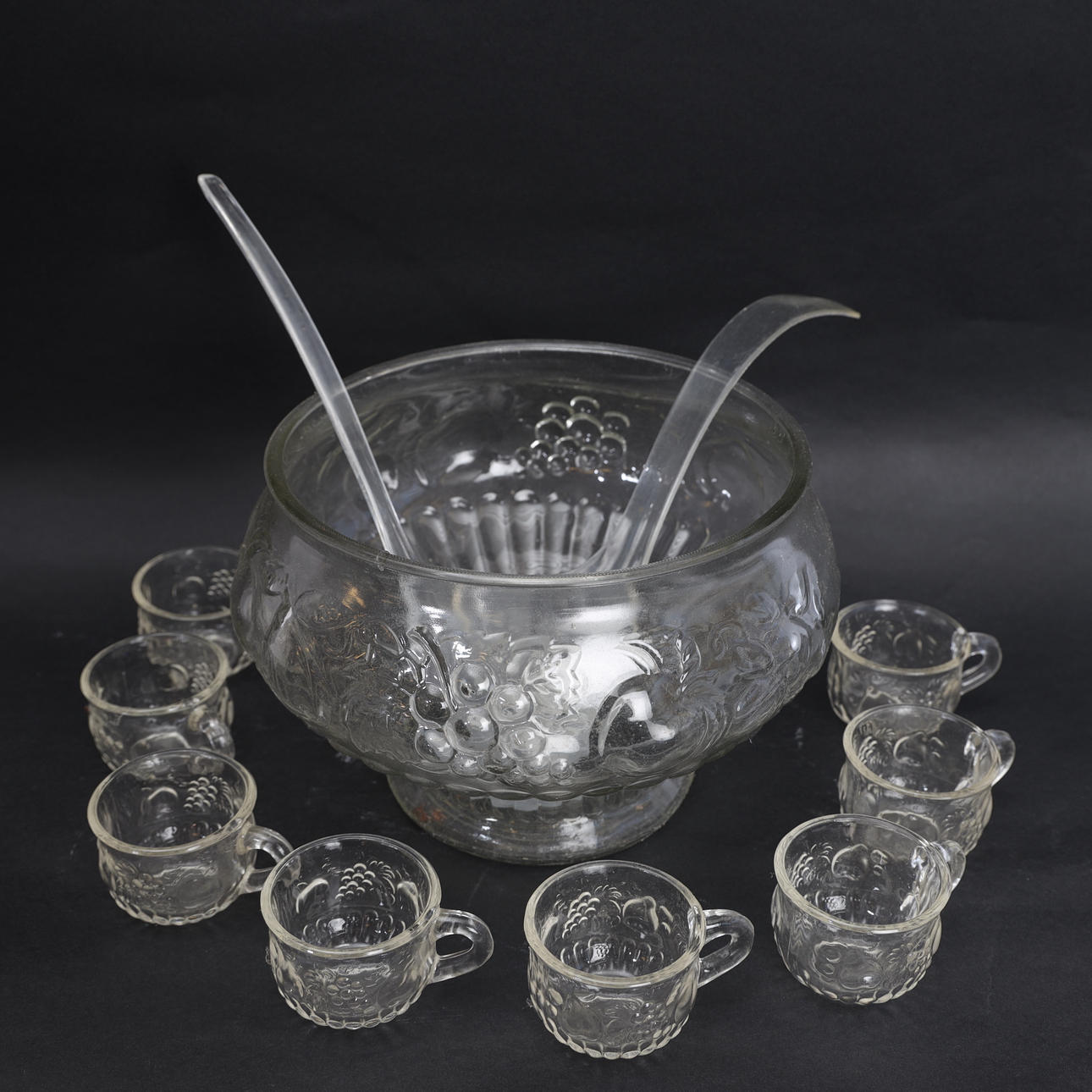 BONFIRE BOWL WITH MUGS.