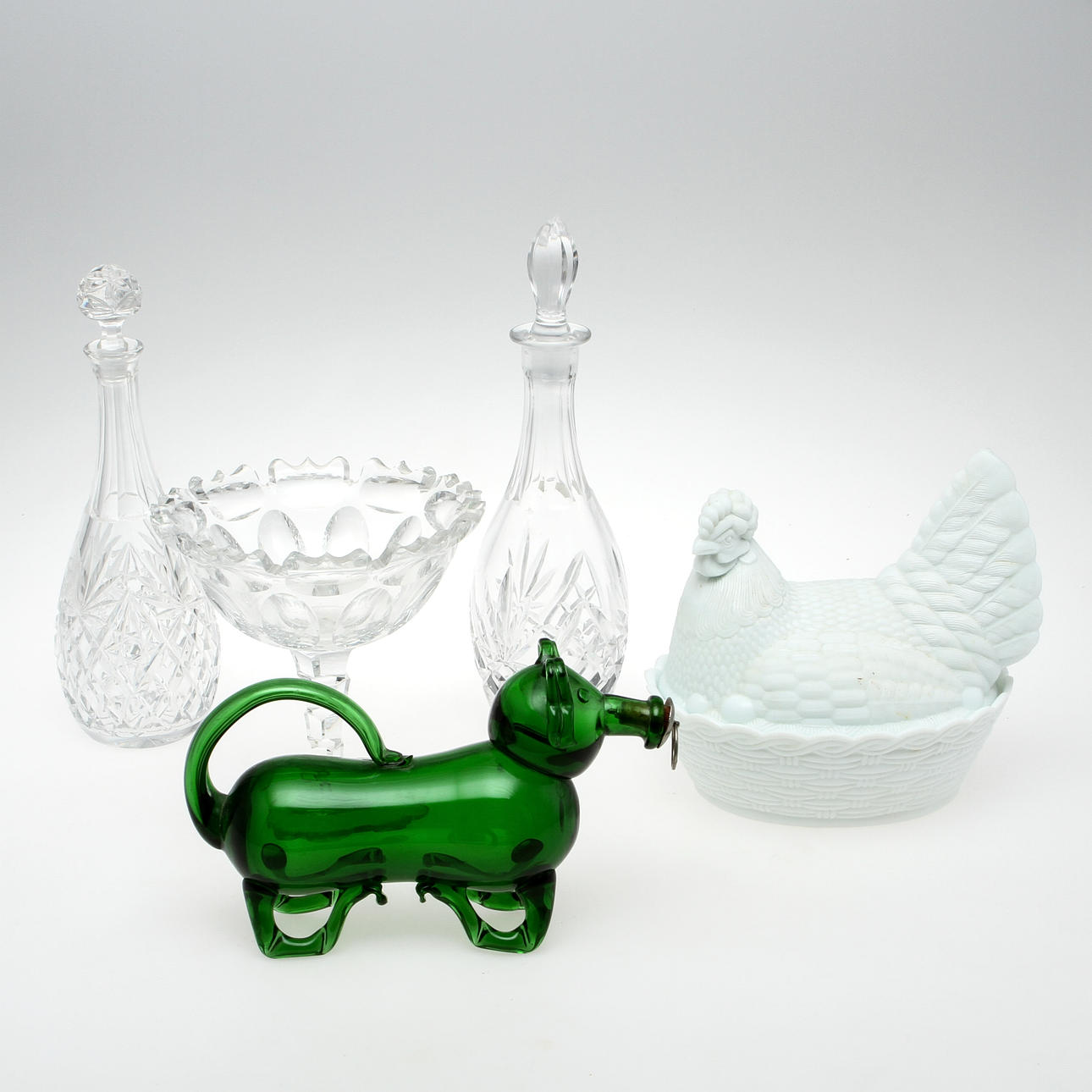 ÄGGHÖNA, SUPHUND, KARAFFER, 2 st samt SKÅL, glas, 1900-tal.