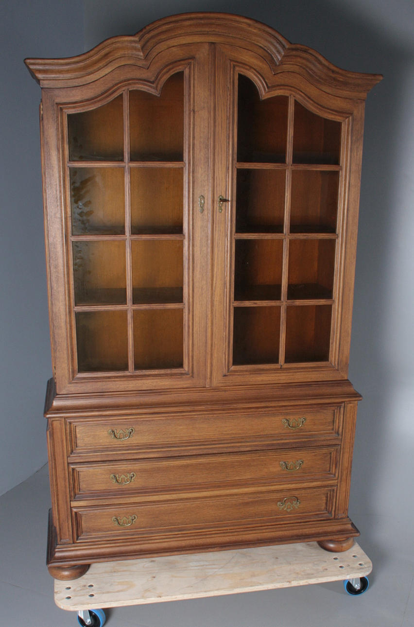 VITRINSKÅP, ek, 1900-talets andra hälft.